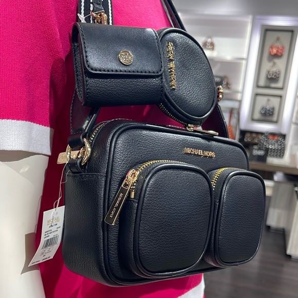 Michael Kors Jet Set Md Leather Crossbody Bag Case for Apple Airpods Pro®
Black - Picture 10 of 16